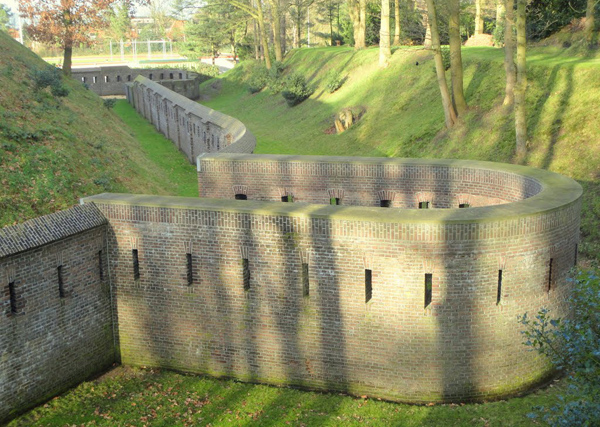 Hoofdwerk. Gecreneleerde muur